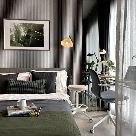 City Oasis: 5 Min To Metro, Pool & Gym, Essentials
