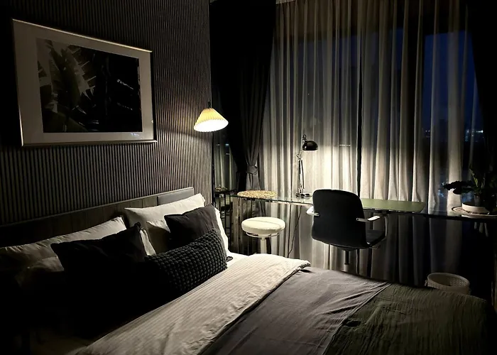 Oasis: 5 Min To Metro, Pool & Gym, Essentials