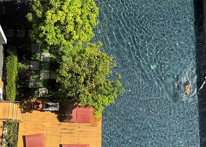 Oasis: 5 Min To Metro, Pool & Gym, Essentials Appartamento *