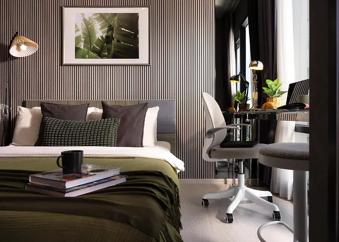 Oasis: 5 Min To Metro, Pool & Gym, Essentials