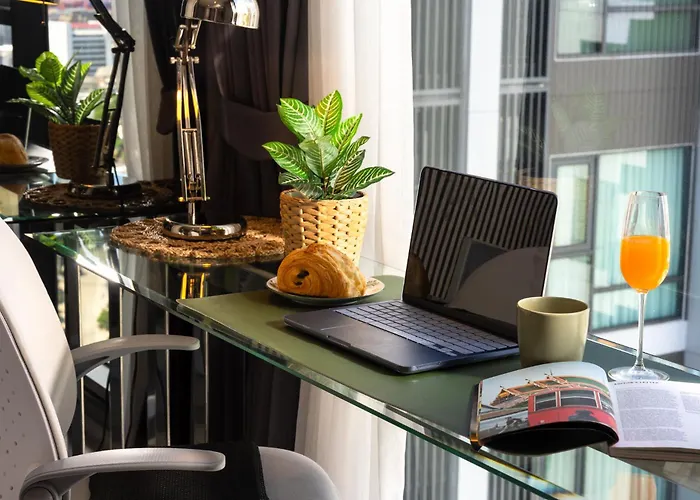 Oasis: 5 Min To Metro, Pool & Gym, Essentials Appartamento