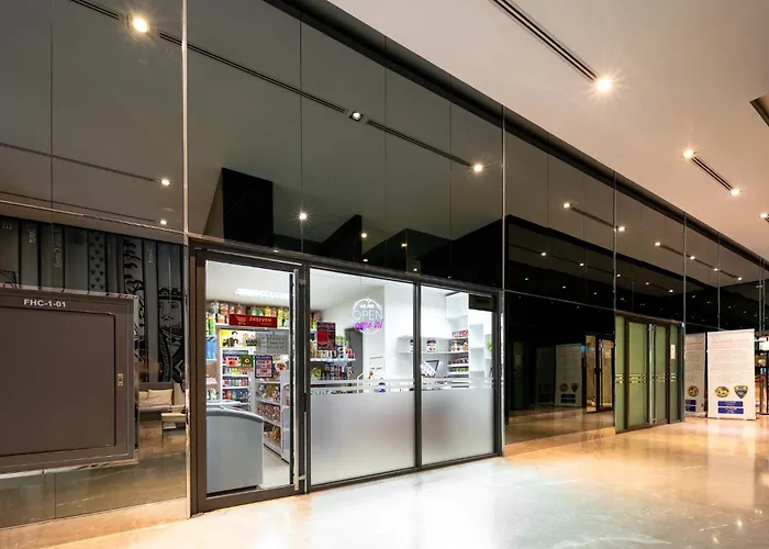 Oasis: 5 Min To Metro, Pool & Gym, Essentials Appartamento